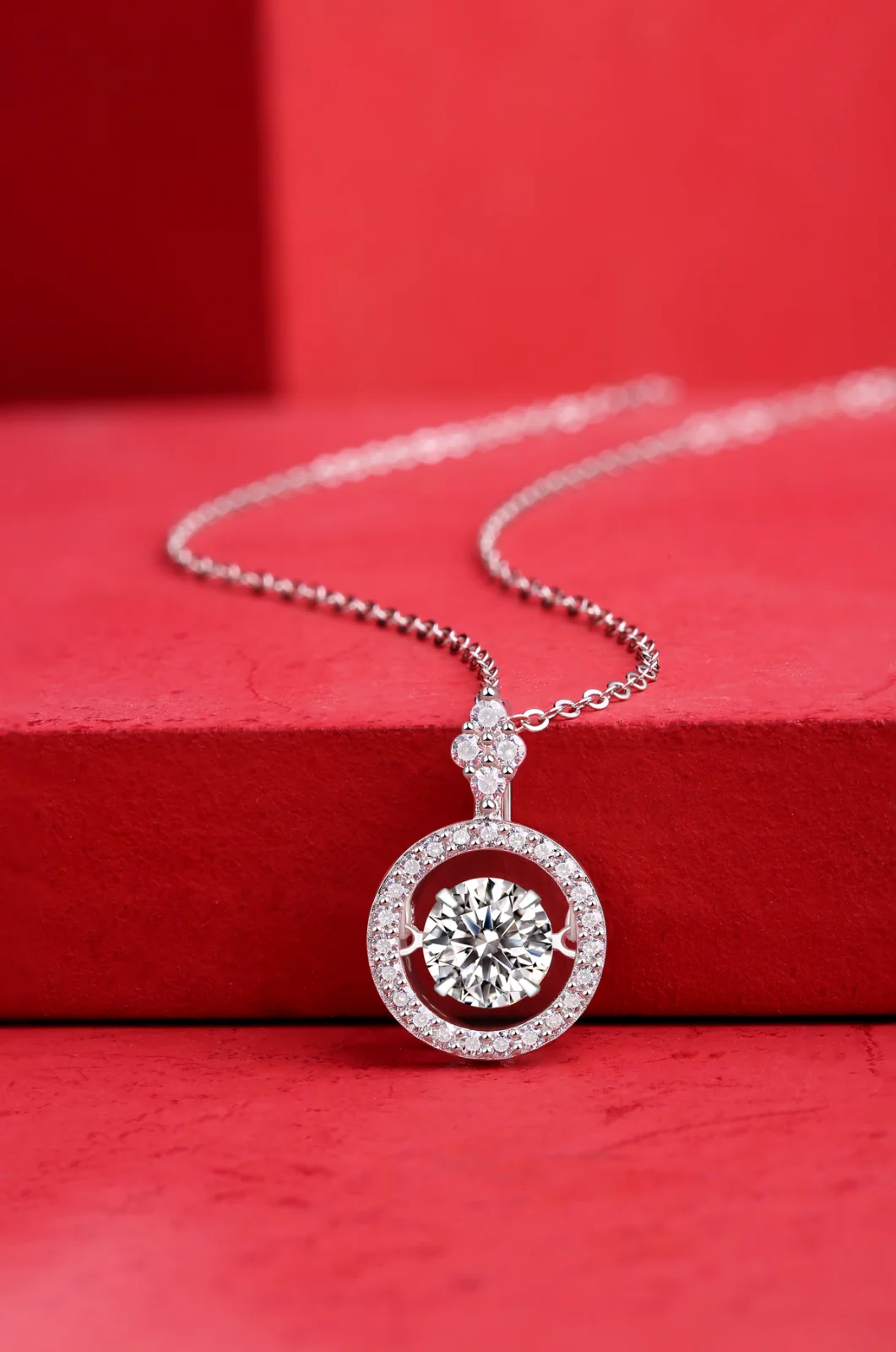 1‑carat Moissanite Pendant Necklace in S925 Silver – Elegant Fashion Jewelry