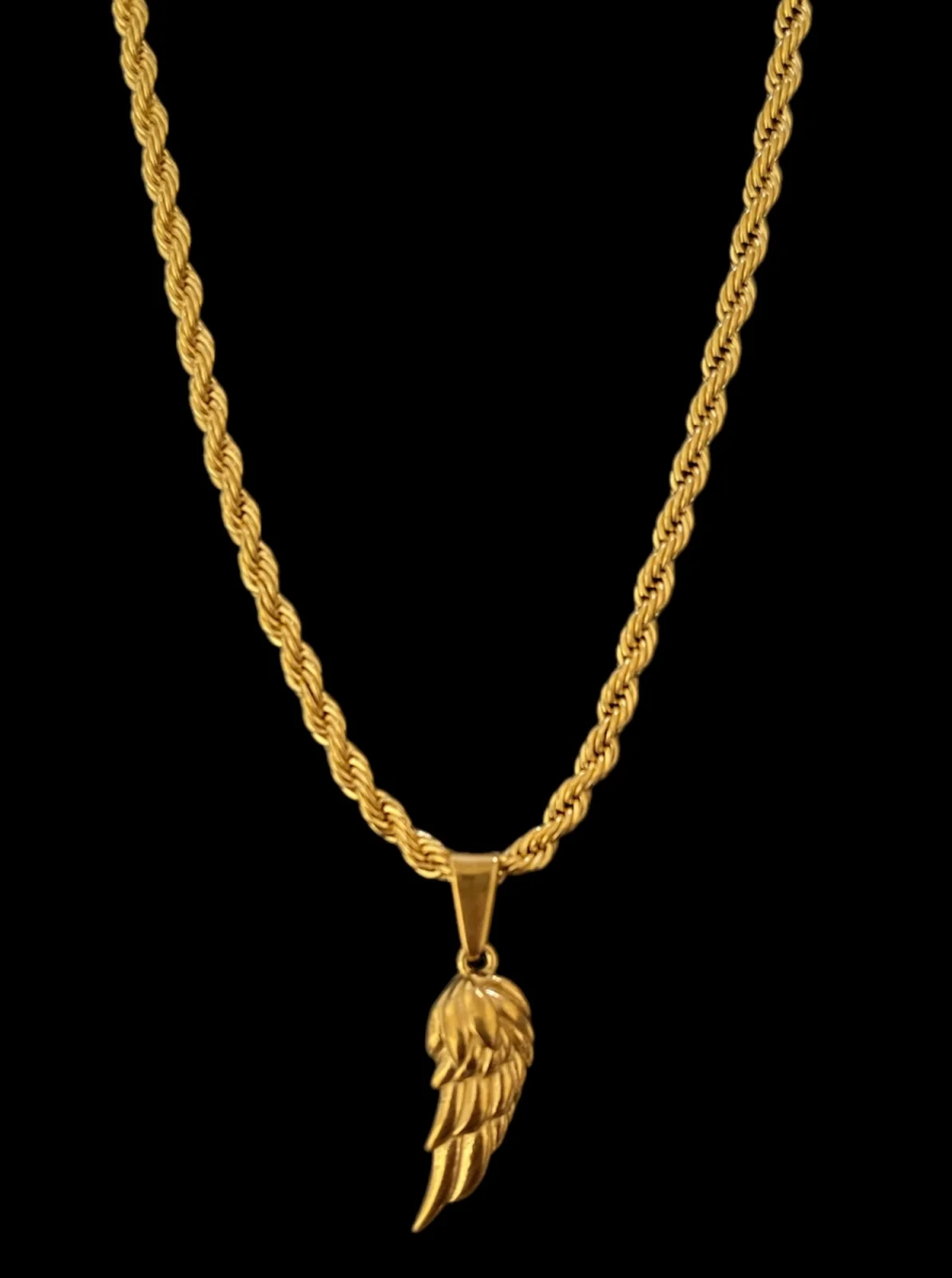 Elegant pendant necklaces with classic metal finish