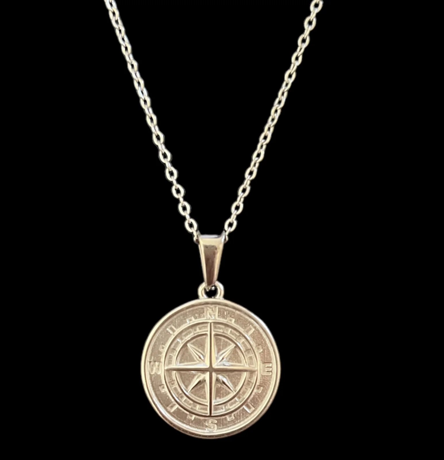Elegant pendant necklaces with classic metal finish