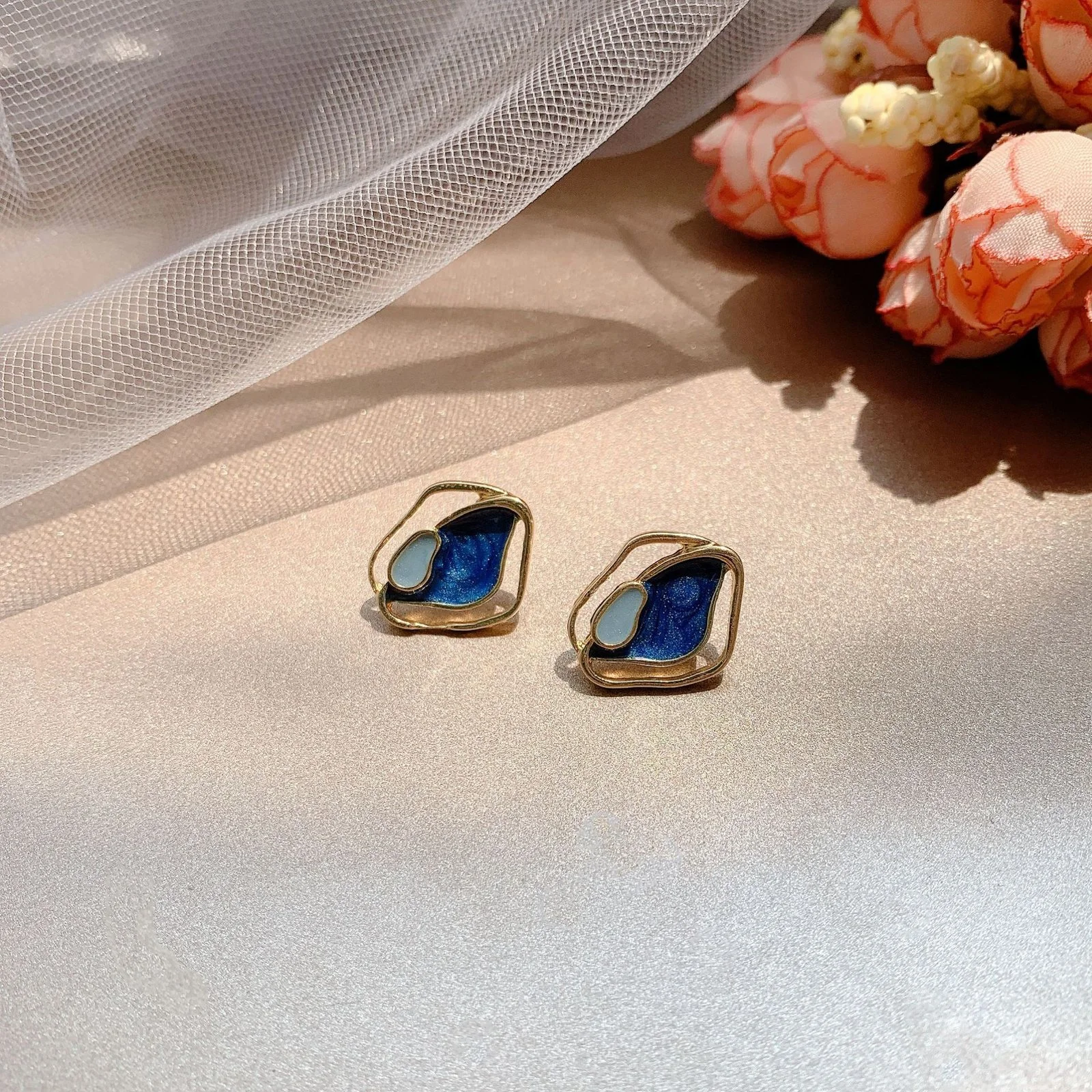 Simple geometric silver alloy stud earrings for women, small size