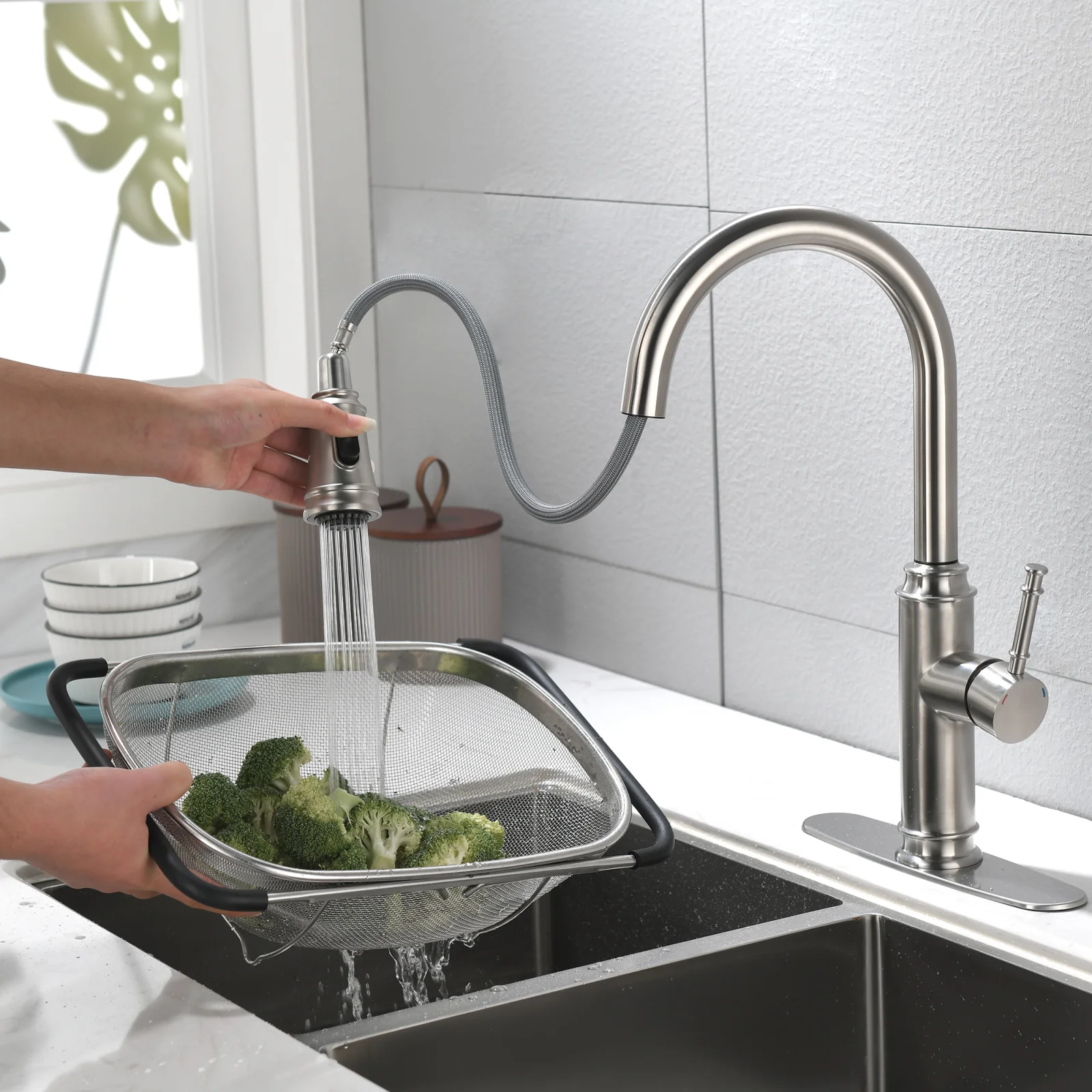 Single Handle High Pull Out Kitchen Faucet, Single-stage Stainless Steel Kitchen Sink Faucet, with Pull Down Spray