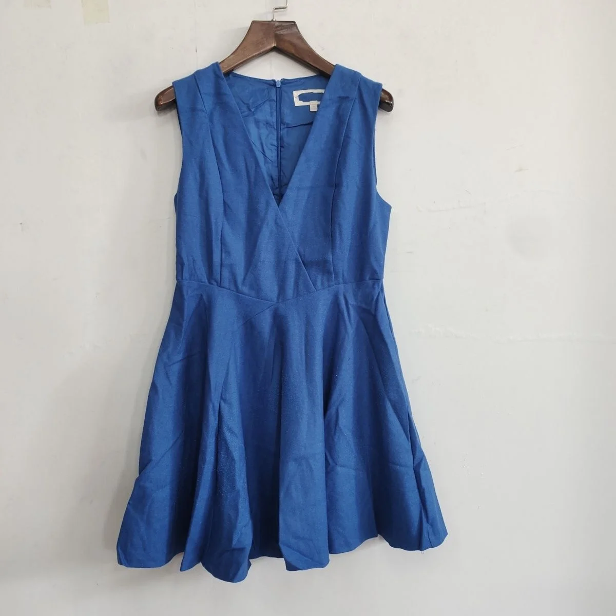 Elegant Sleeveless Figure-flattering French-style Skirt with a Cinched Waist and Sophisticated Charm