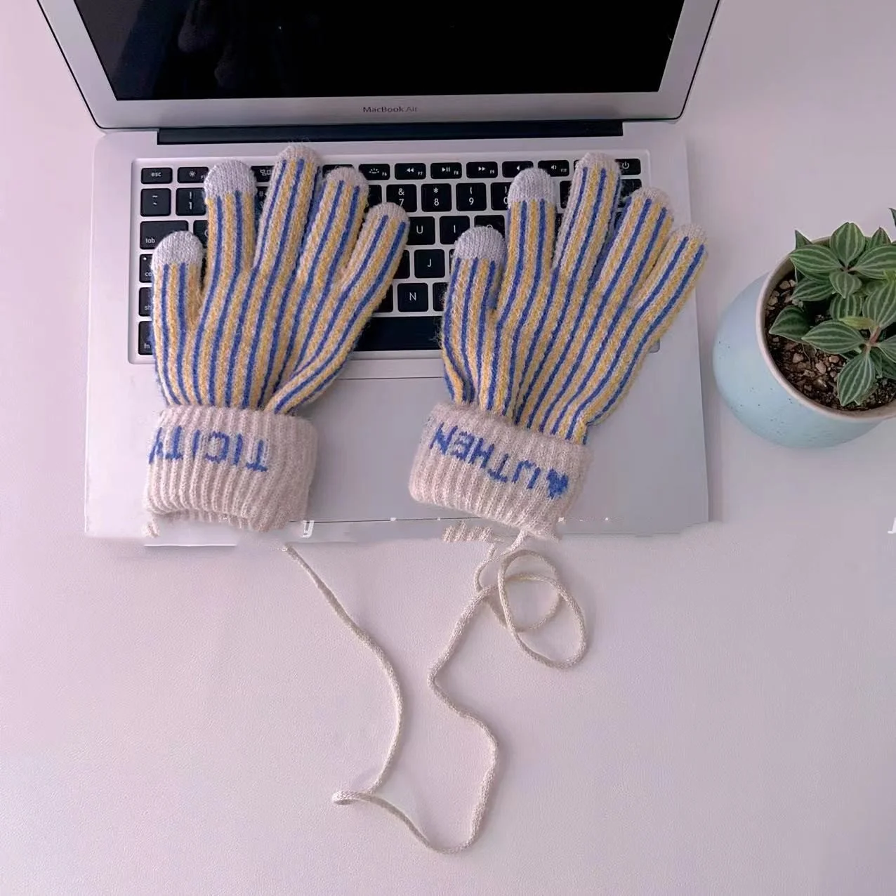 Stay Warm in Style with Touch Screen Knitted Gloves