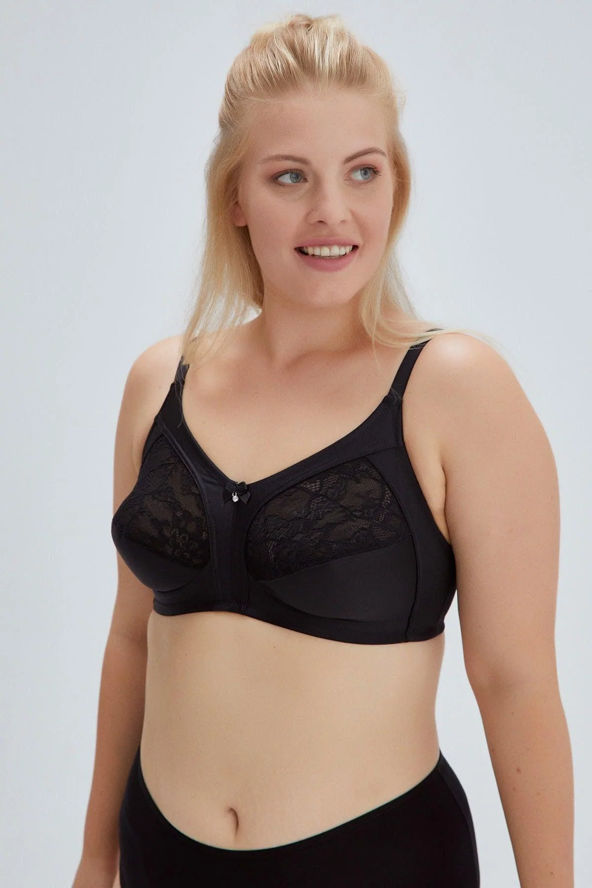 Non-wired minimizer single bra in stretch fabric