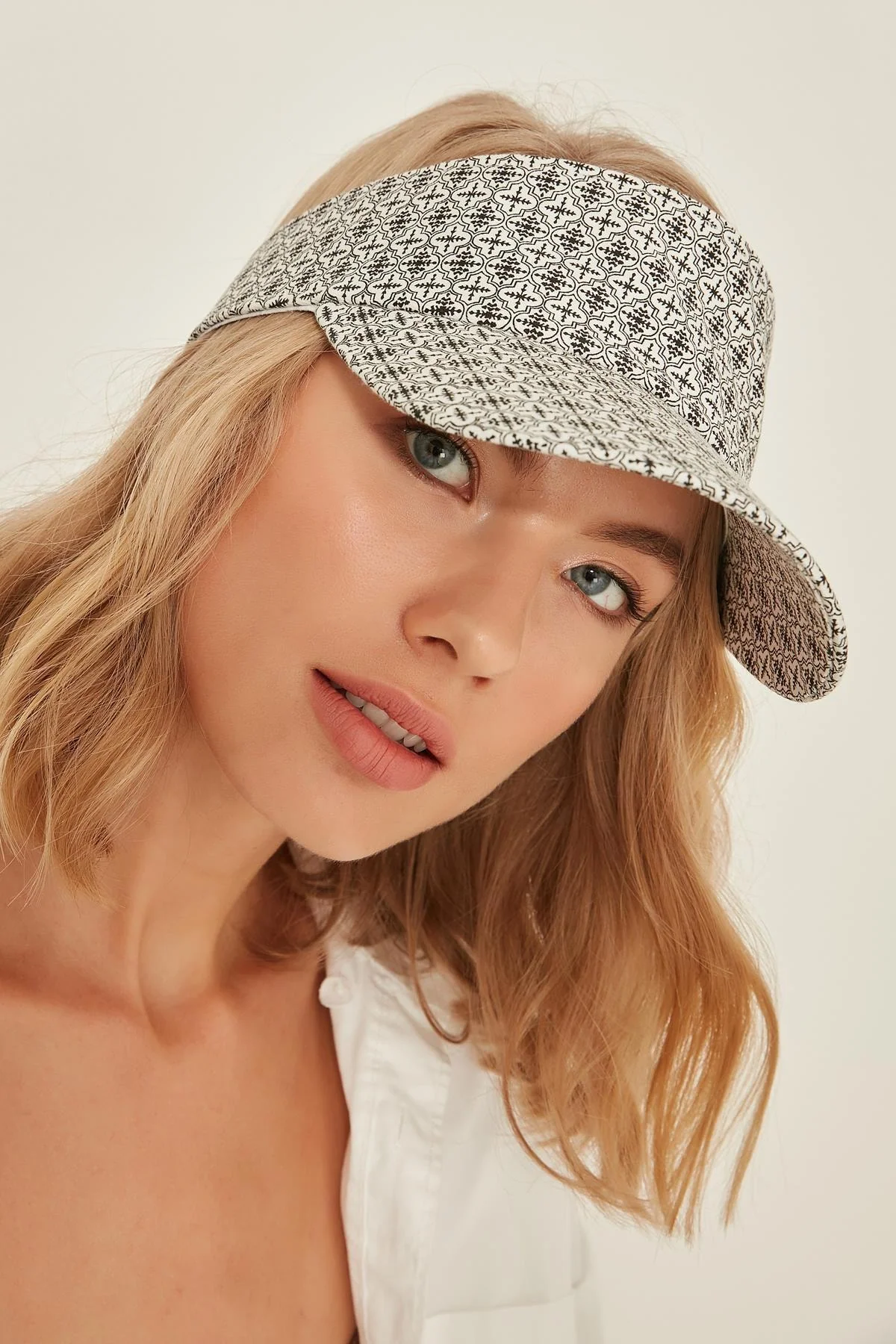 White UV-protected cotton visor with adjustable closure