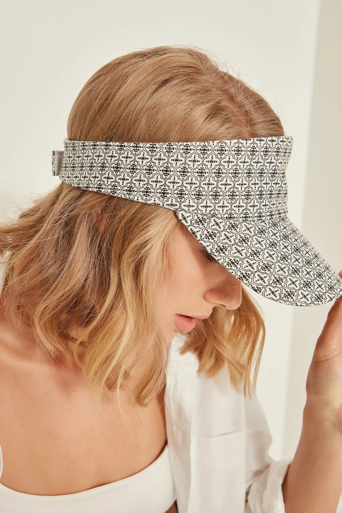 White UV-protected cotton visor with adjustable closure