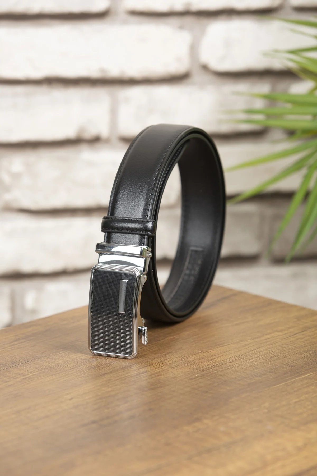 Automatic genuine leather belt with screw adjustment