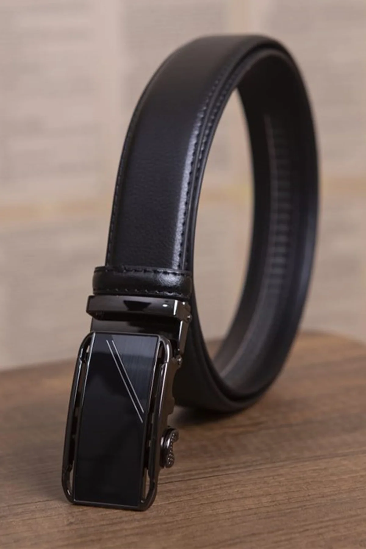 Automatic genuine leather belt with adjustable screw design