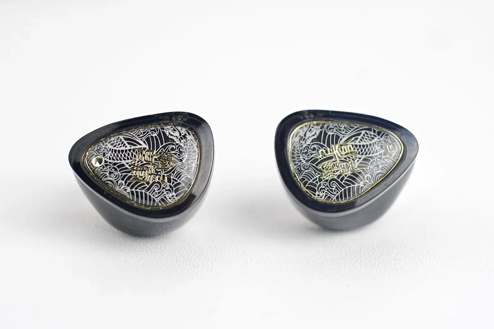 10mm dynamic driver in-ear earphones with balanced sound and multiple connectors