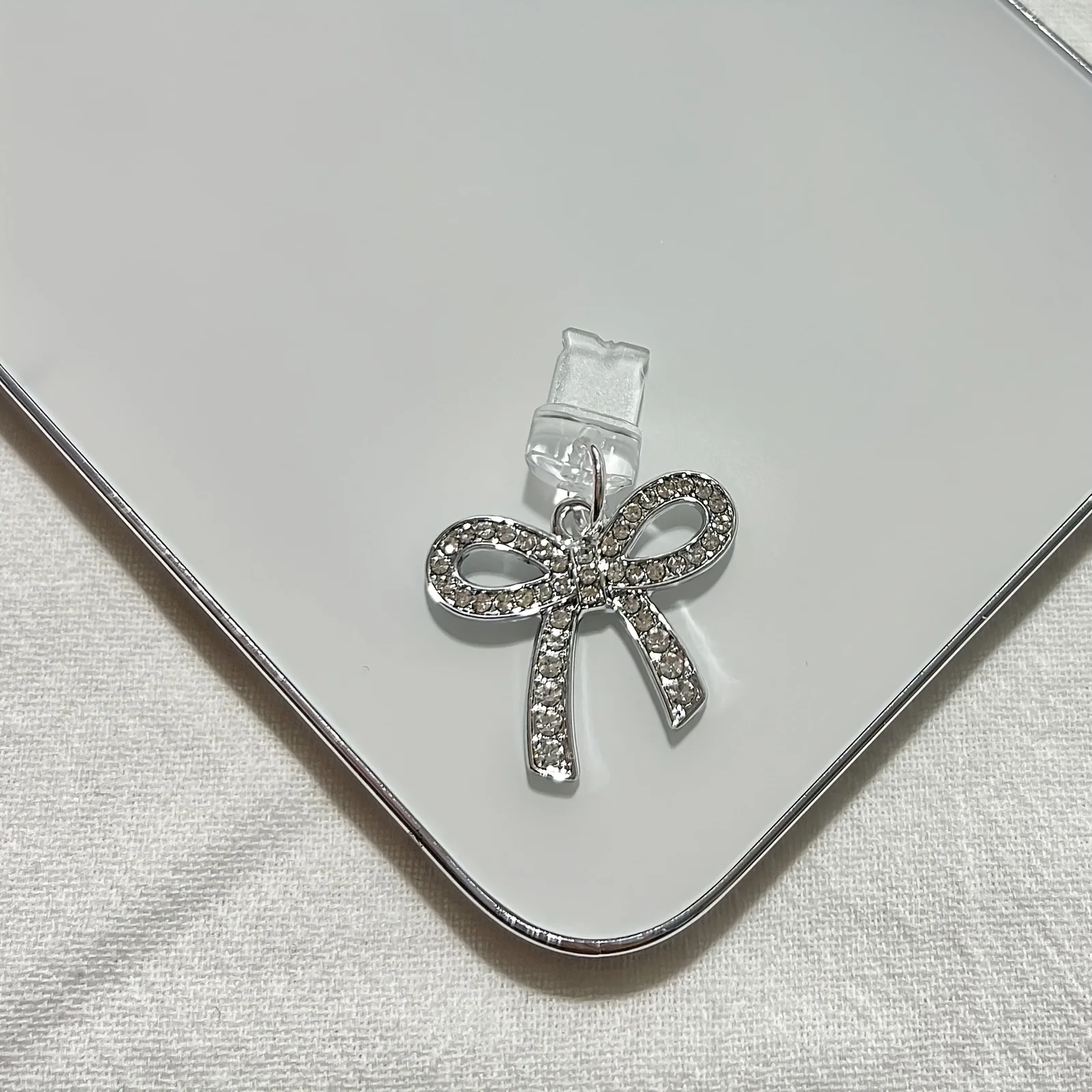 Charm Bowknot Phone Pendant Dust Plug – Universal Metal Phone Decoration for iPhone, Type‑C and Android Devices