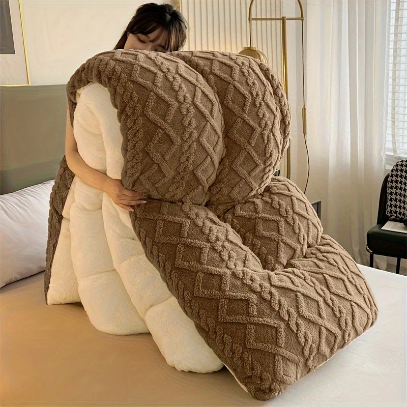 All-season plush fleece quilt with taffeta outer material