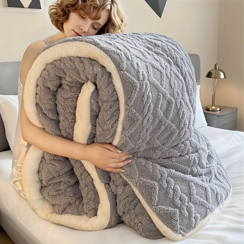 All-seasons heavy quilt with static protection, machine washable