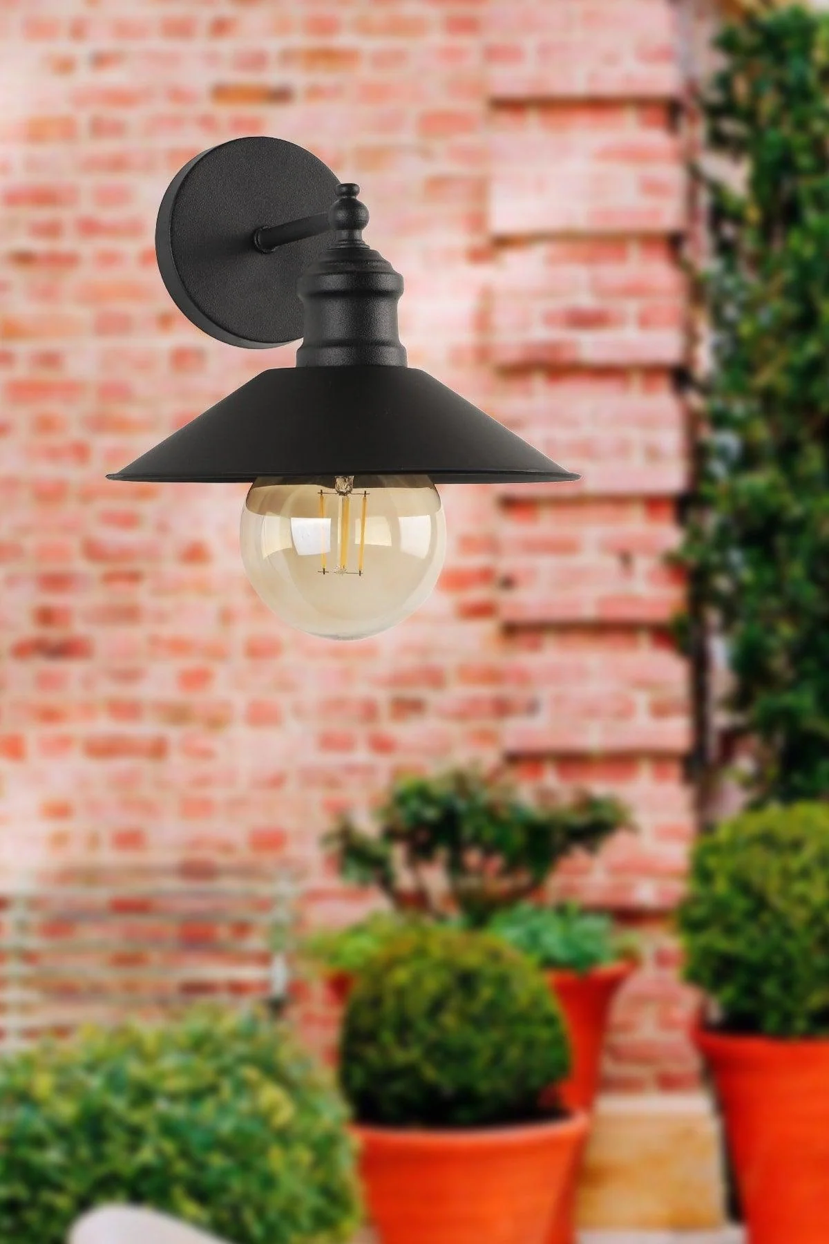 Black wall sconce 22 cm diameter with metal finish and plastic shade