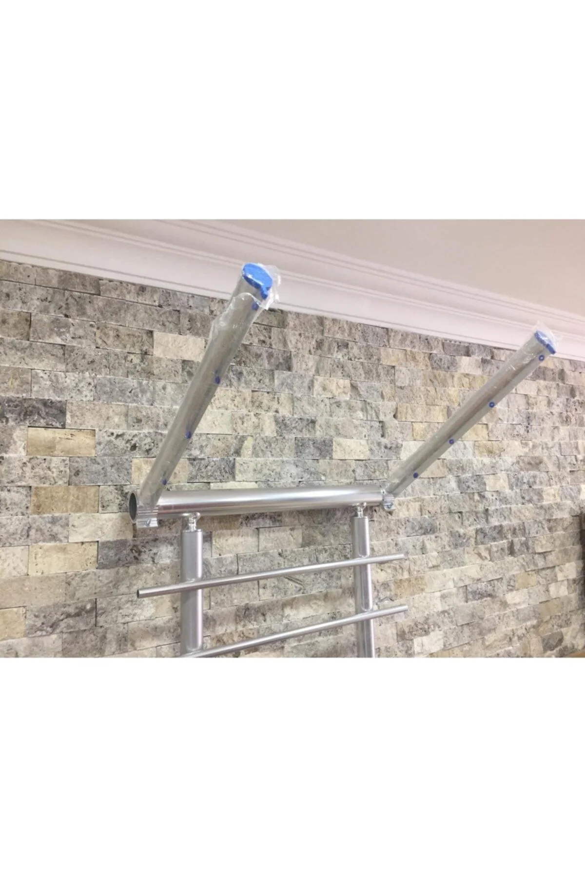 Balcony clothesline with practical assembly