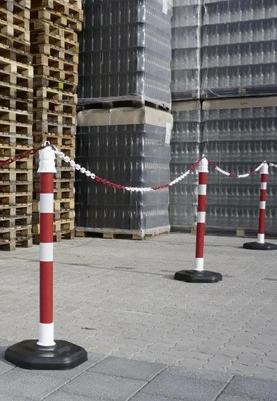 Reflective polypropylene barrier posts with bayonet feet