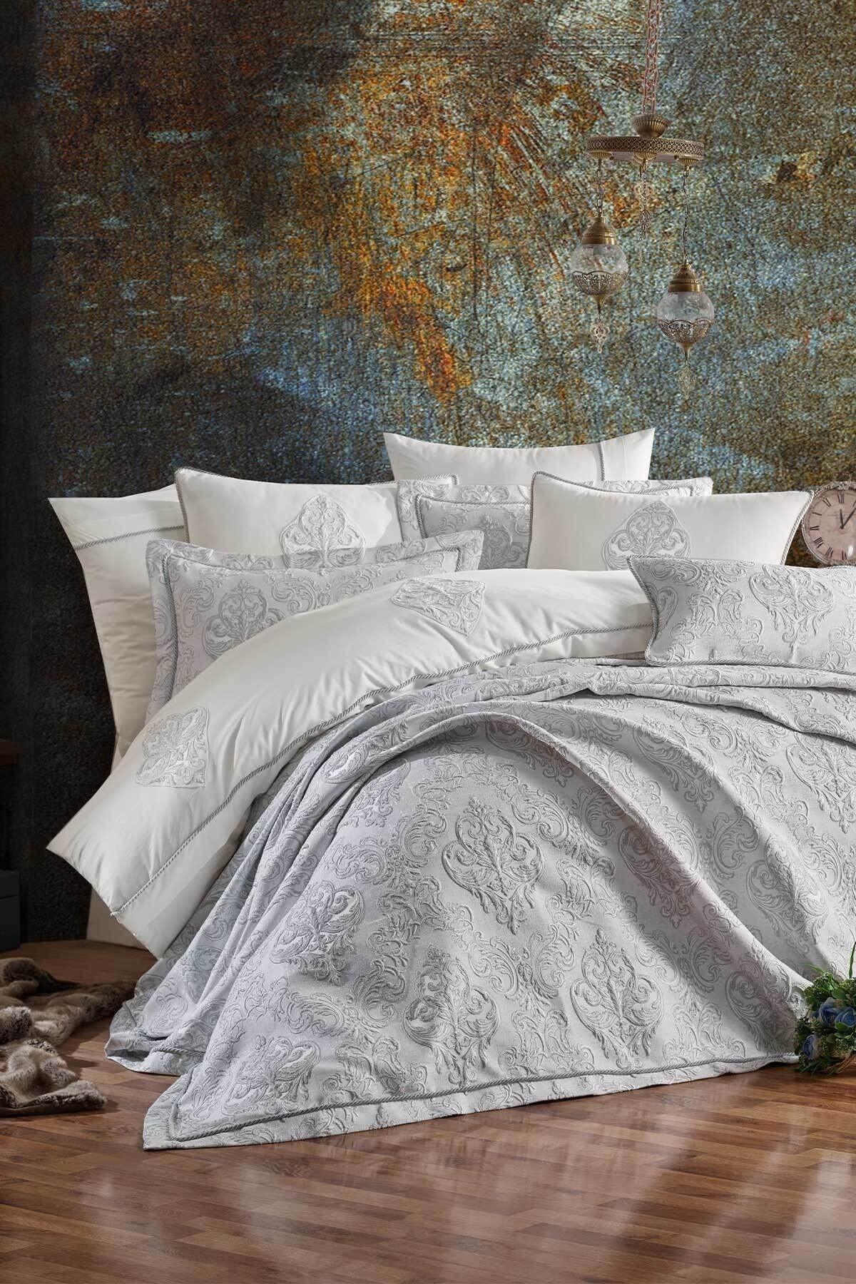 Double bedspread and pillowcase set in silver jacquard fabric