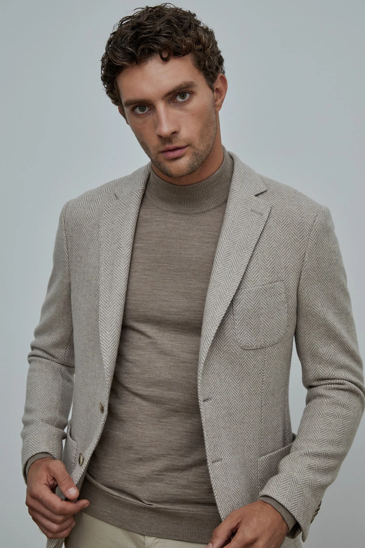 Herringbone wool blend jacket in beige with classic fit