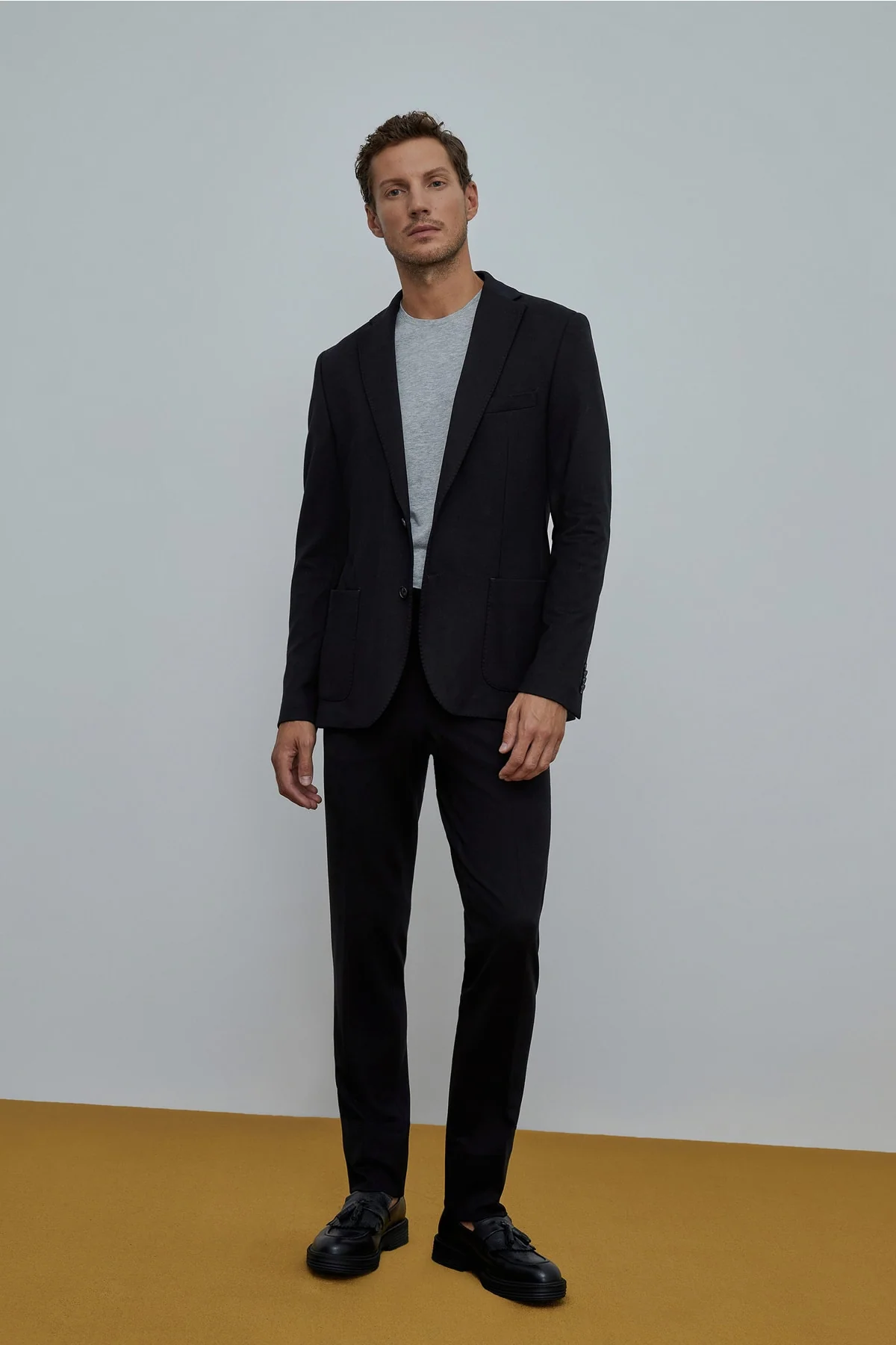 Men's slim-fit chino suit in black with 70% viscose 30% polyamide blend