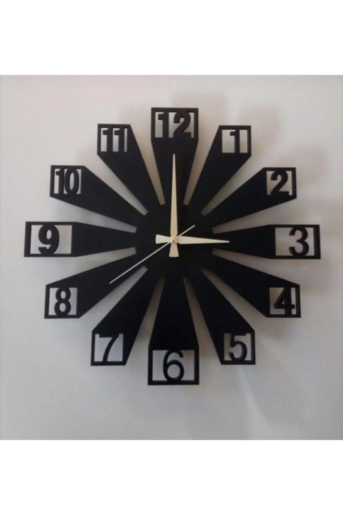 45 cm Wooden Wall Clock with Silent Battery‑Powered Mechanism