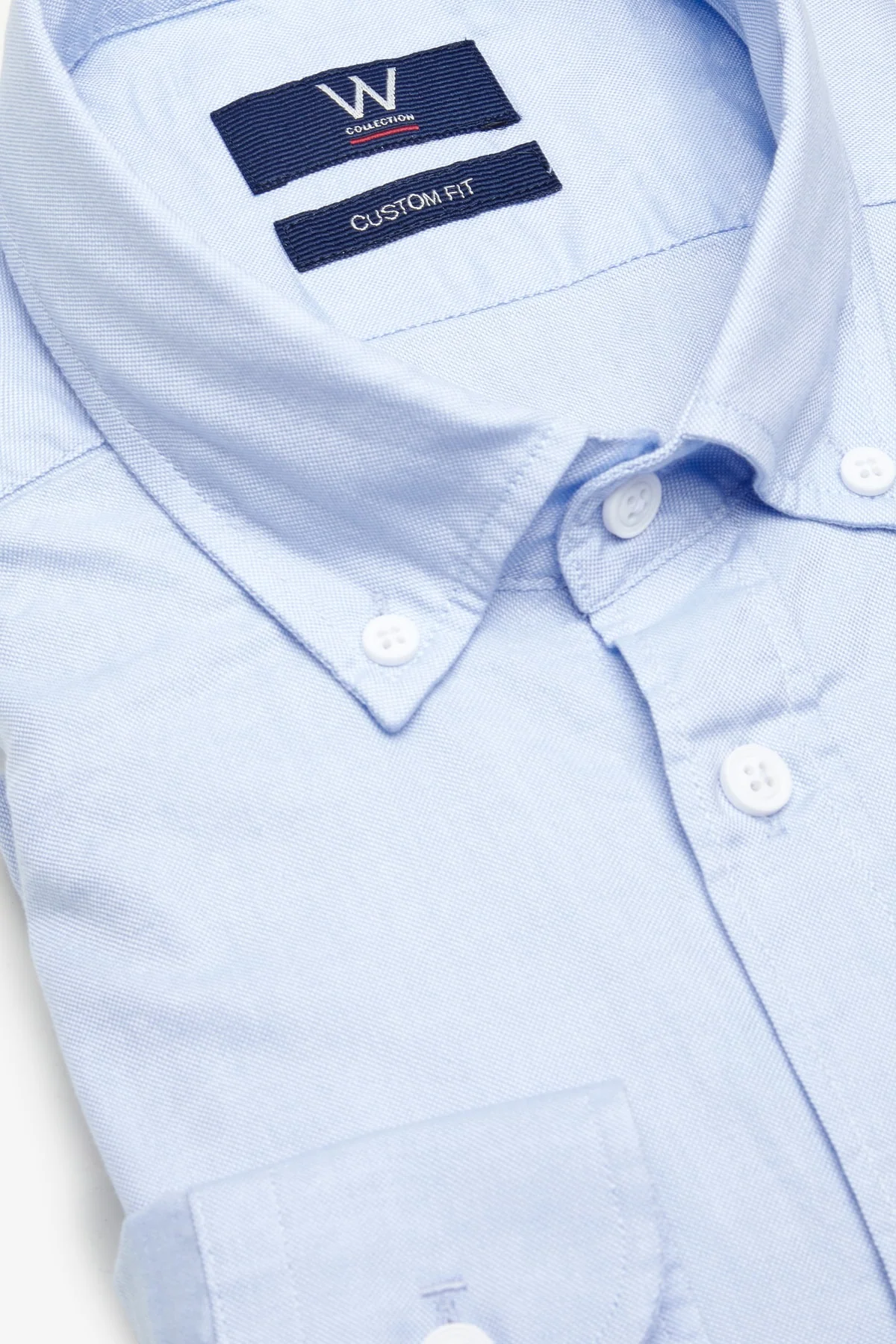 Blue oxford shirt with button-down collar and 100% cotton fabric