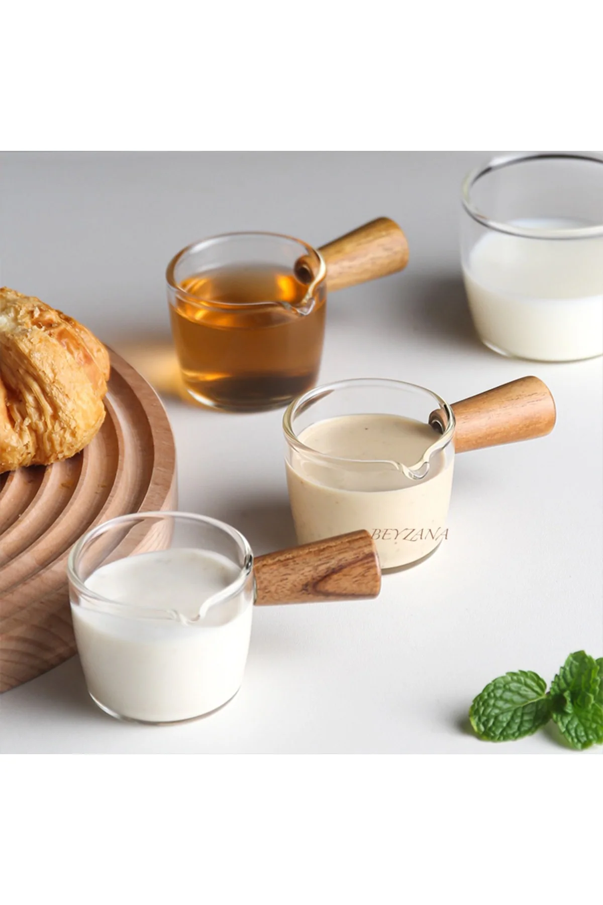 Borosilicate Glass Measuring Cup with Wooden Handle