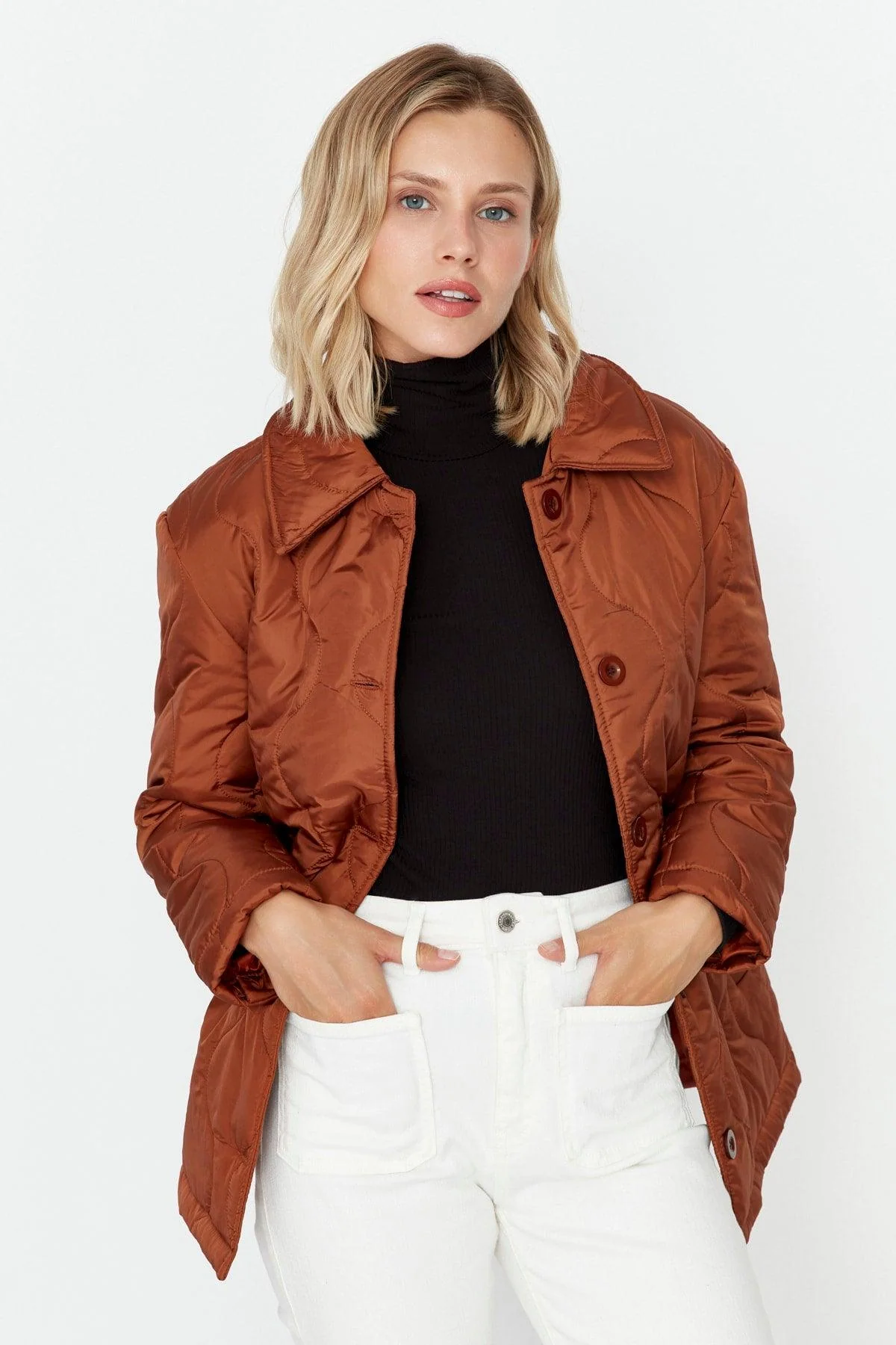 Quilted coat with button closure in brown