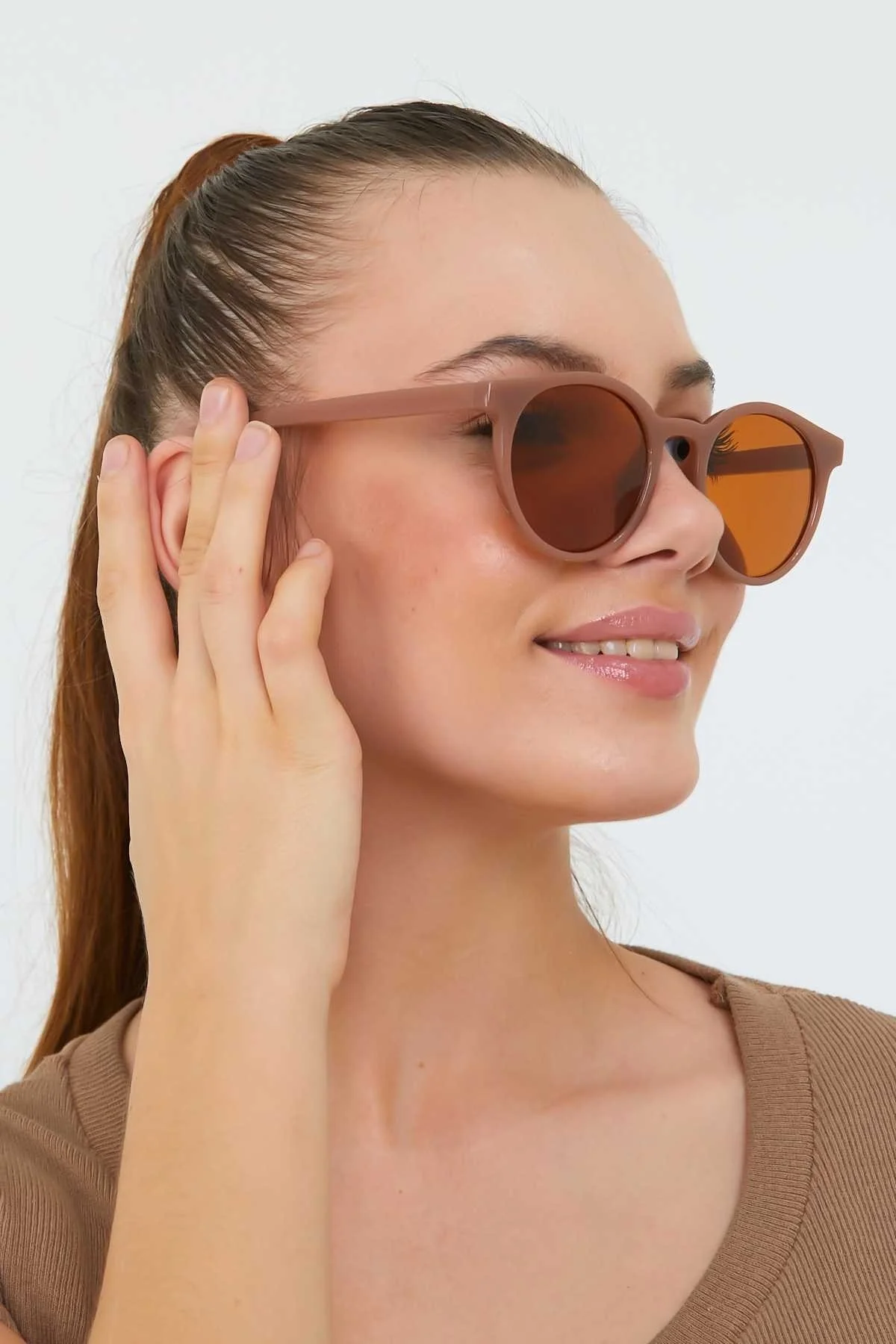 Unisex sunglasses with 2-year warranty brown lenses