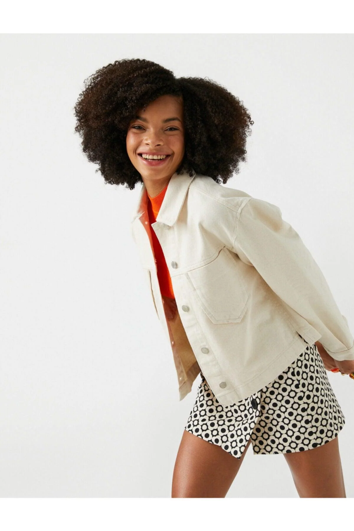 Women's buttoned collar denim jacket