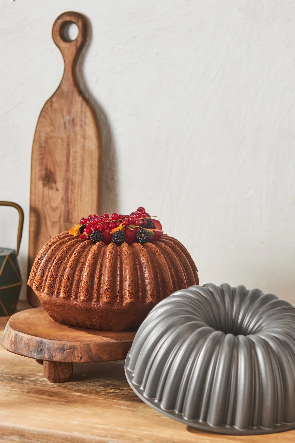 Anthracite cast iron cake mold for sliced cakes