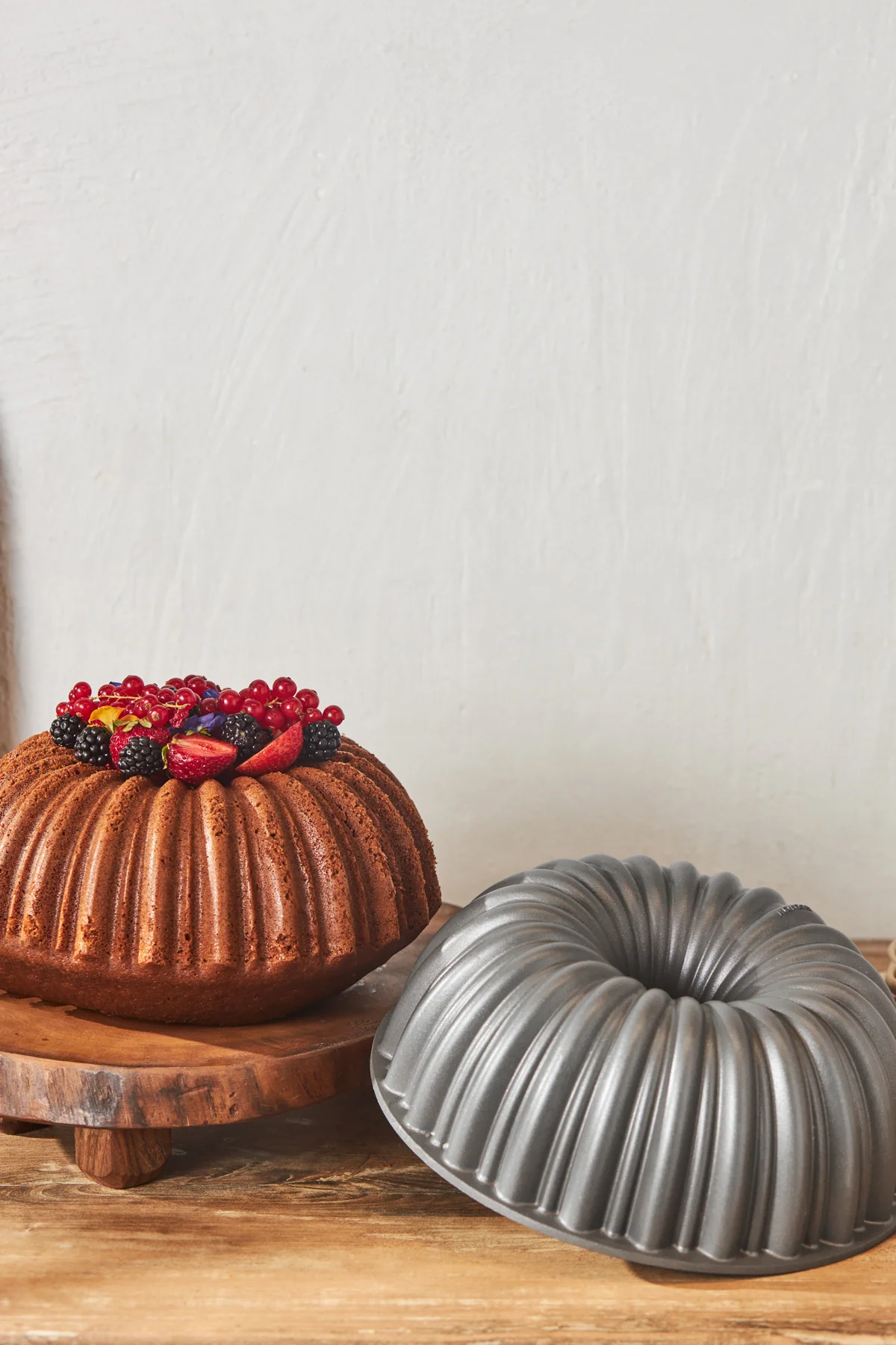 Anthracite cast iron cake mold for sliced cakes