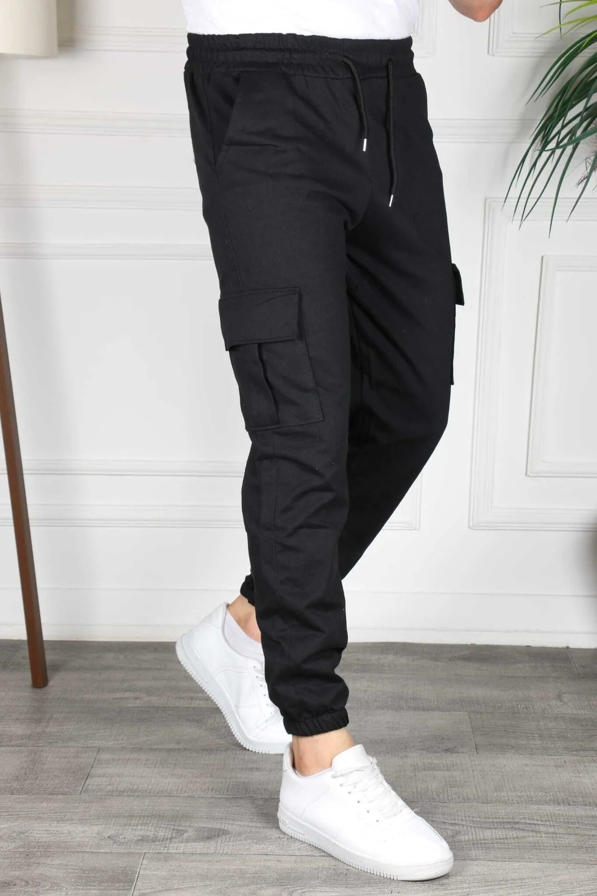 Unisex slim fit sweatpants with cargo pockets