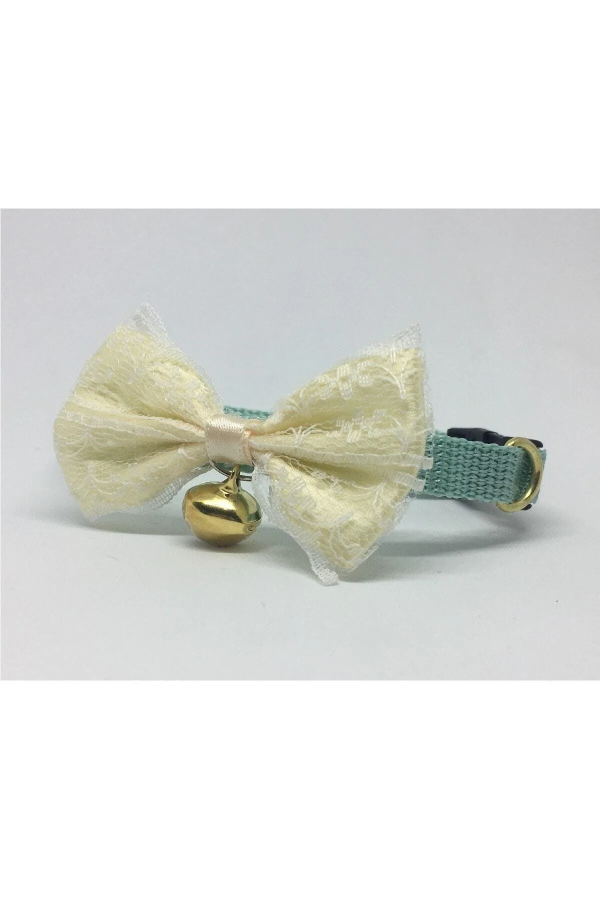 Adjustable cat collar with bell