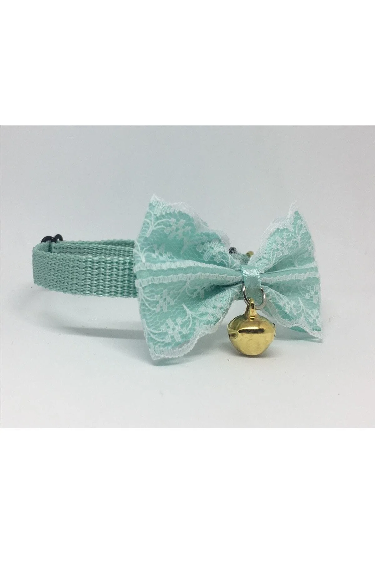 Basic adjustable cat collar with secure plastic clip