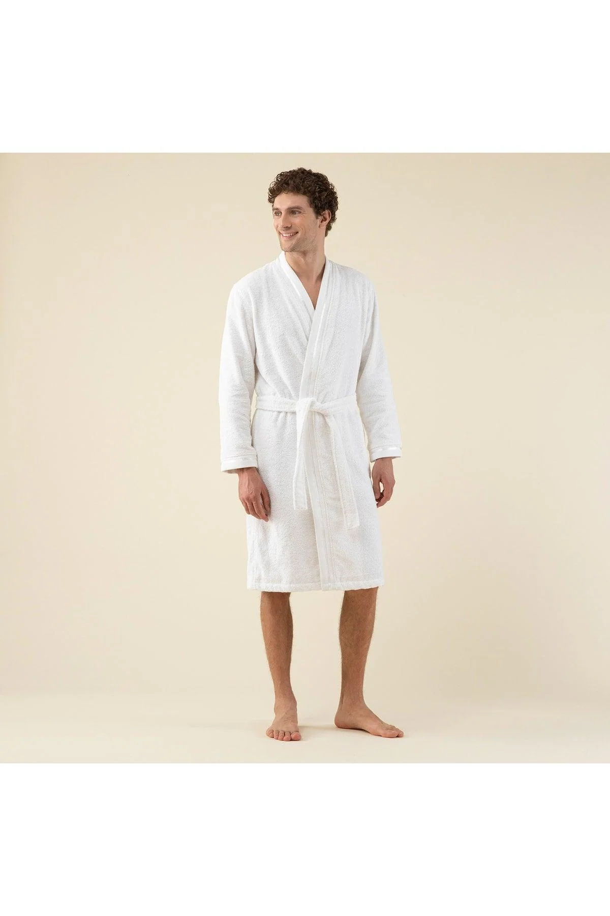 White 100% cotton men's bathrobe for freshness and comfort