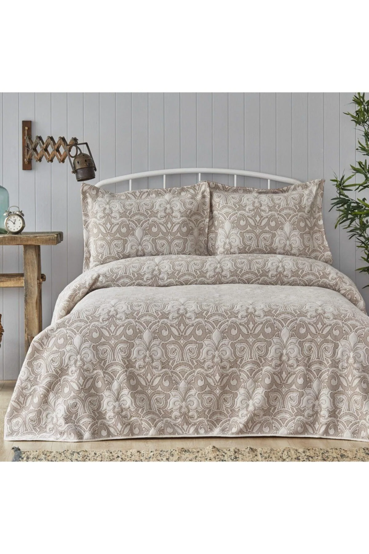 Double bedspread with pillowcases in double-face beige