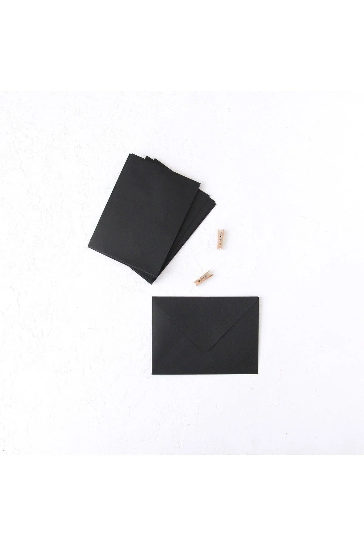 Pack of 10 black standard envelopes, 13 x 18 cm