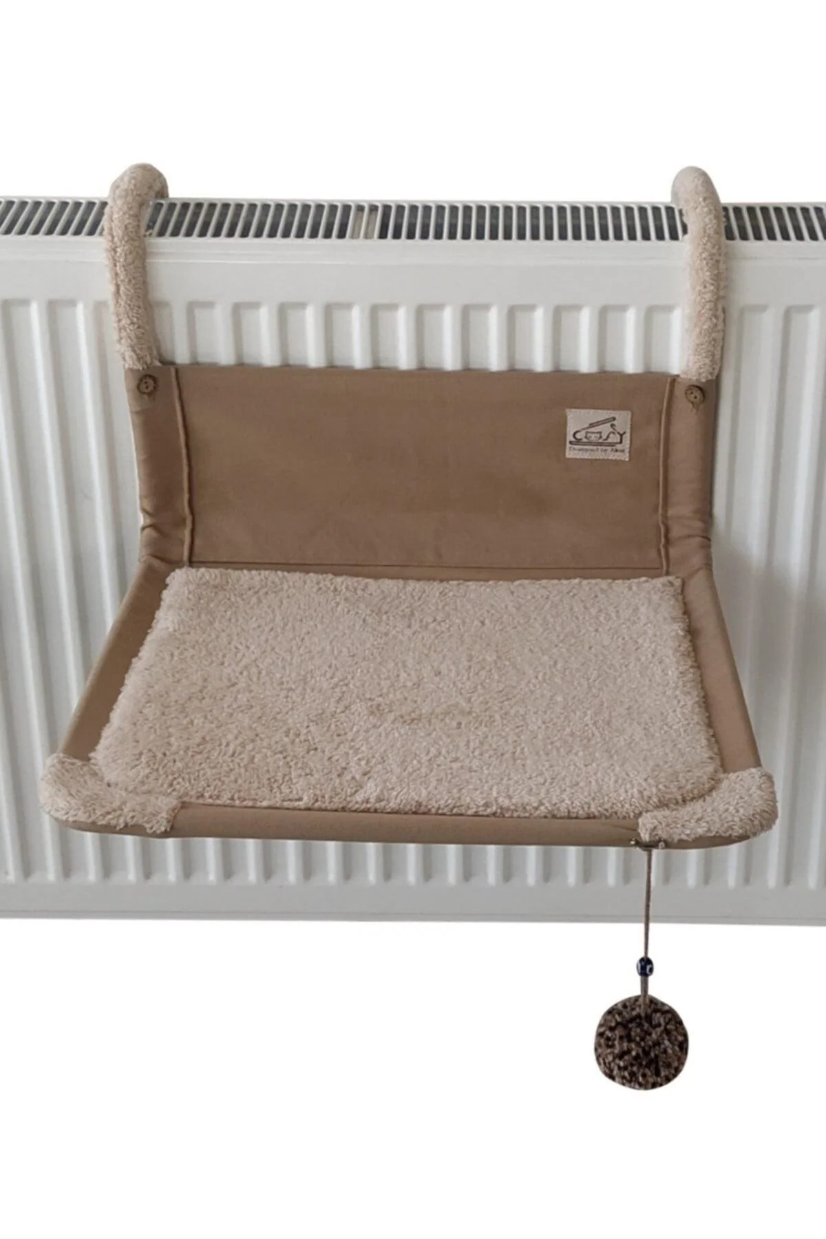 Aluminum heated cat bed with linen cover and sleeve design