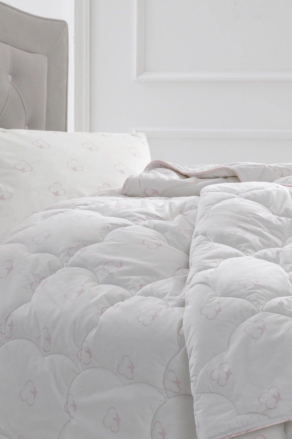 Breathable 100% cotton single duvet with soft pink piping for all seasons