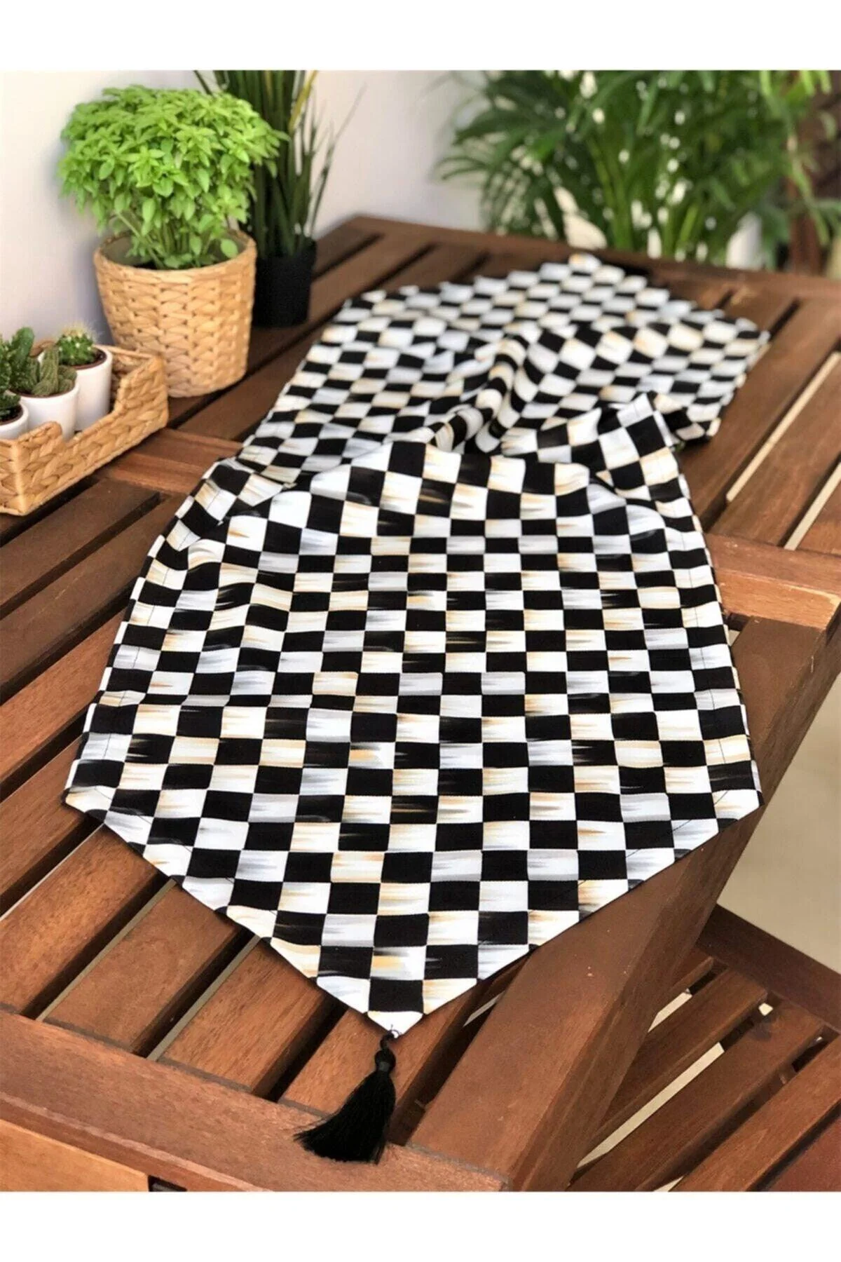 Geometric Checkered Tasseled Table Runner 43x135 cm