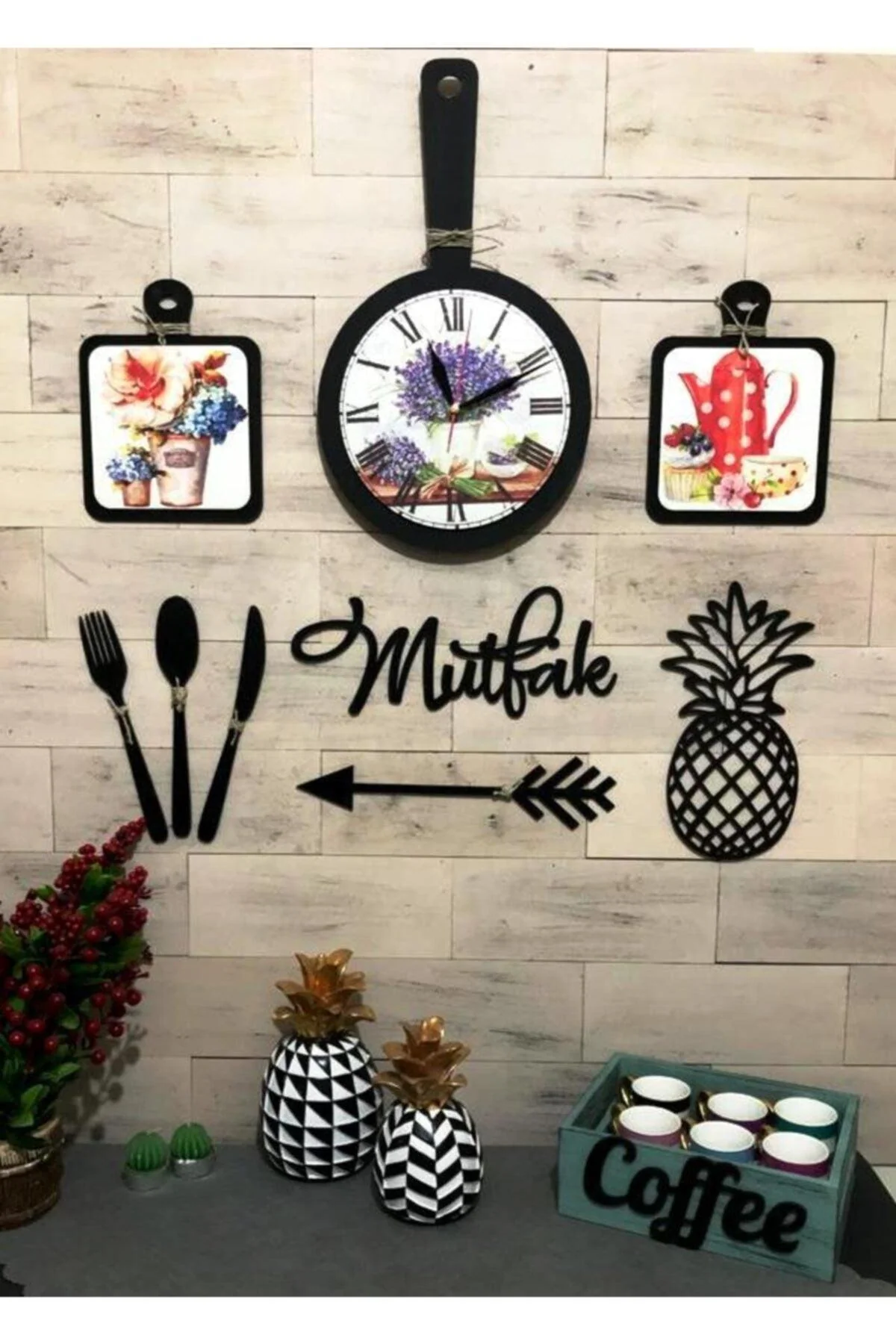 Kitchen wall decor set with functional pan clock
