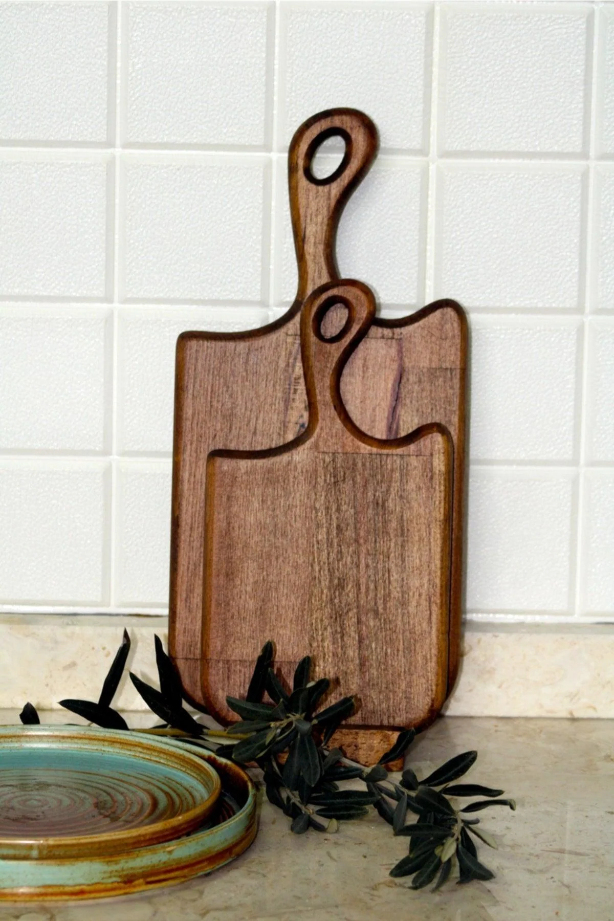 Beech wood serving board with stand for cheese and appetizers