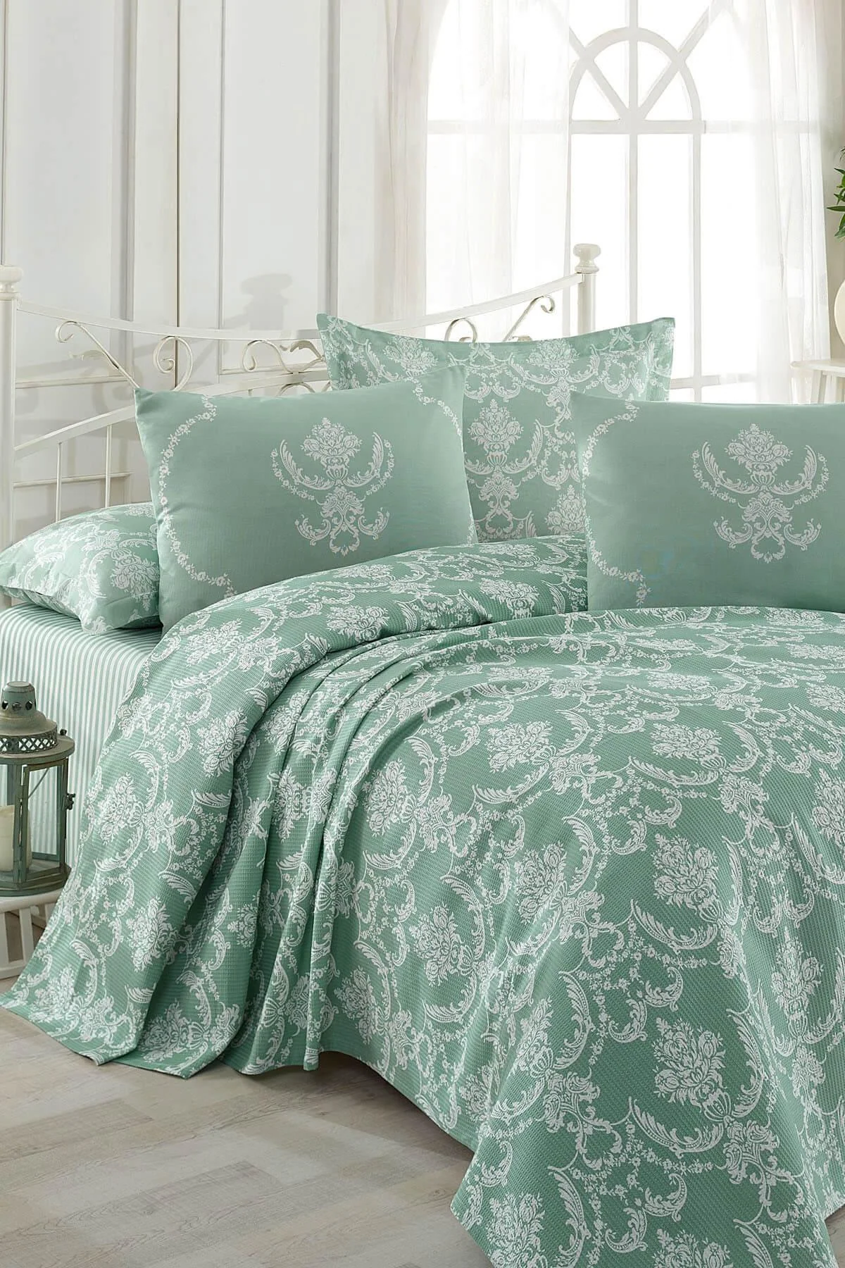Cotton pique bed sheet set with pillowcases in classic checkered design