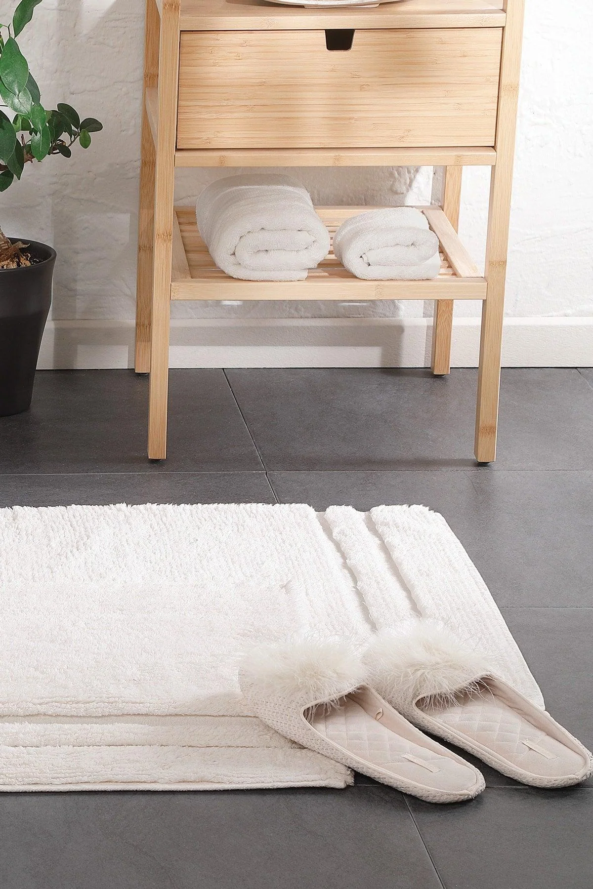 Cotton and acrylic bath mat set with high water absorption