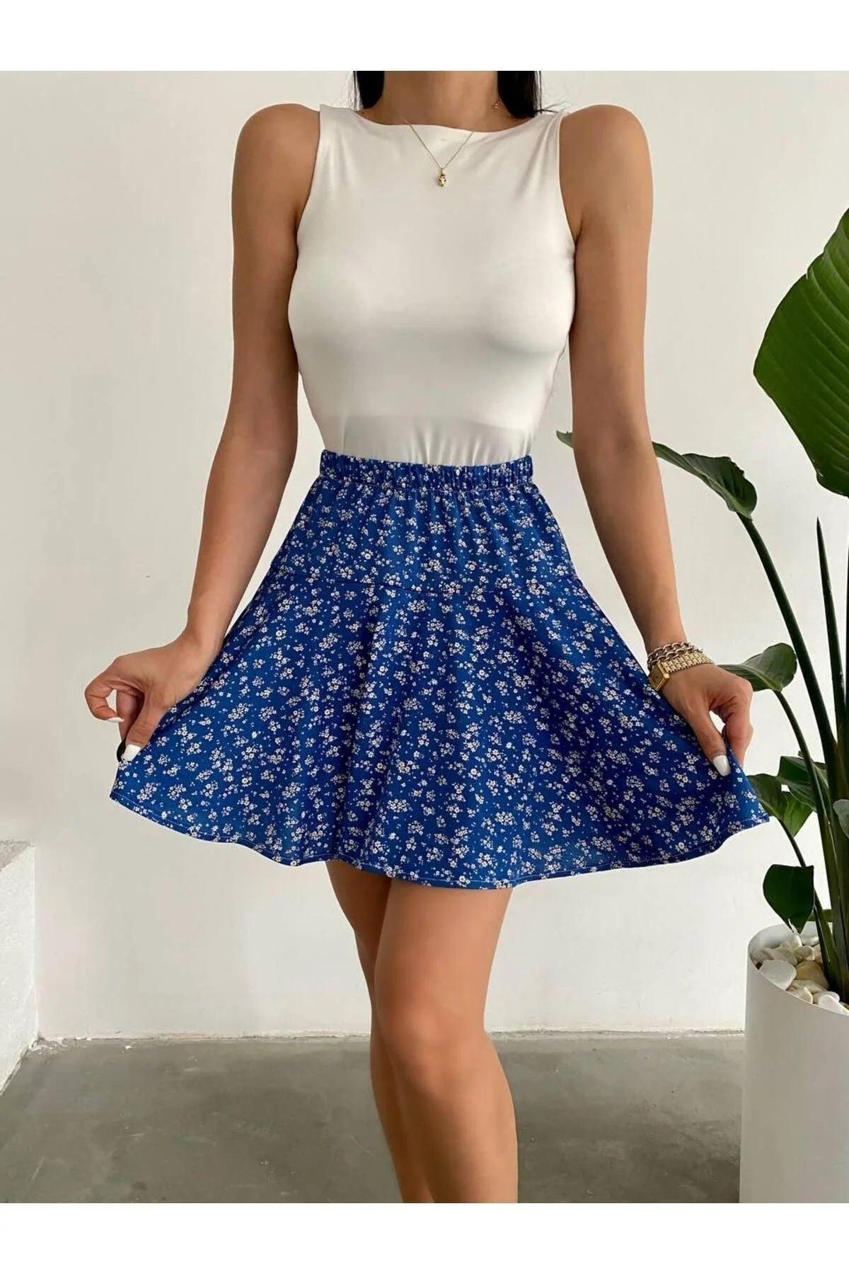 Blue floral patterned short skirt with elastic waist