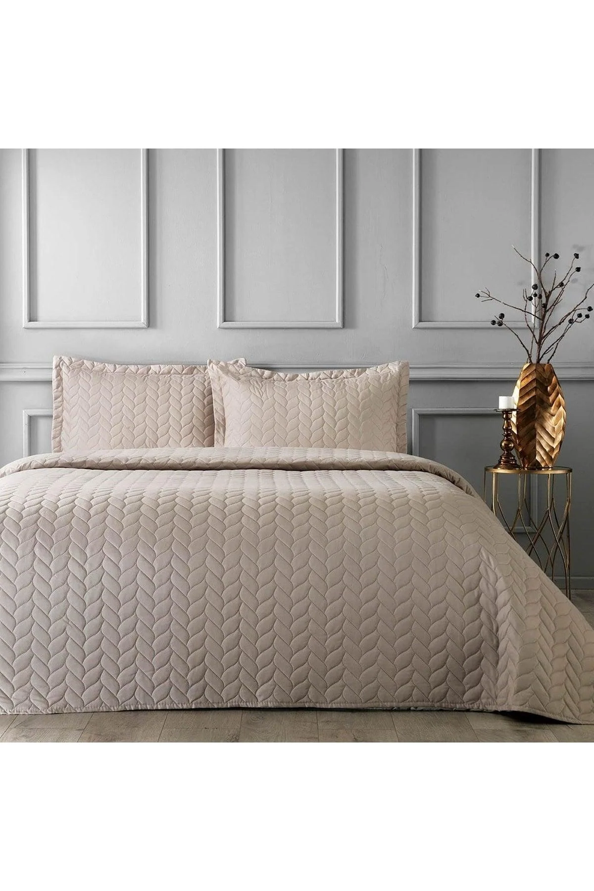 Camel-colored double bedspread in 100% polyester