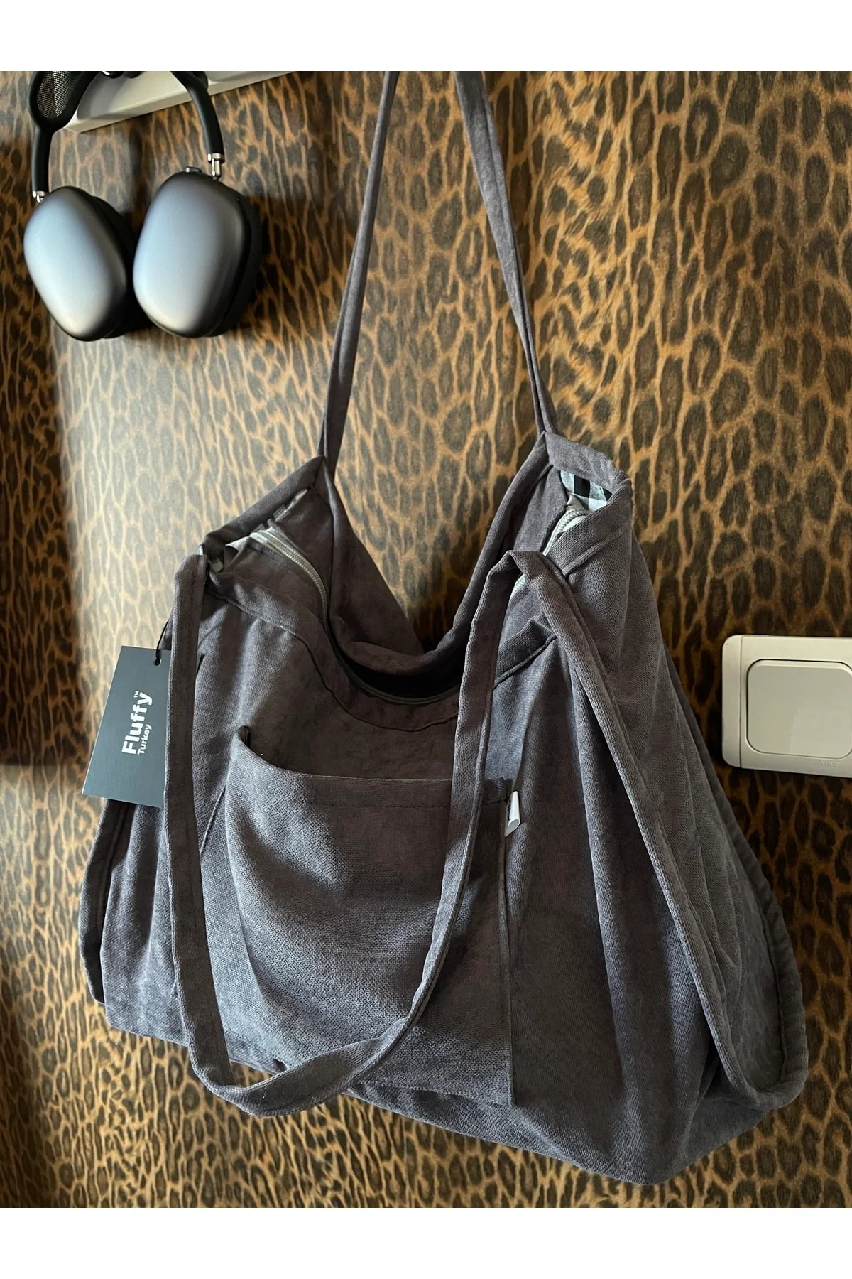 Medium grey tote bag with zipper and pockets