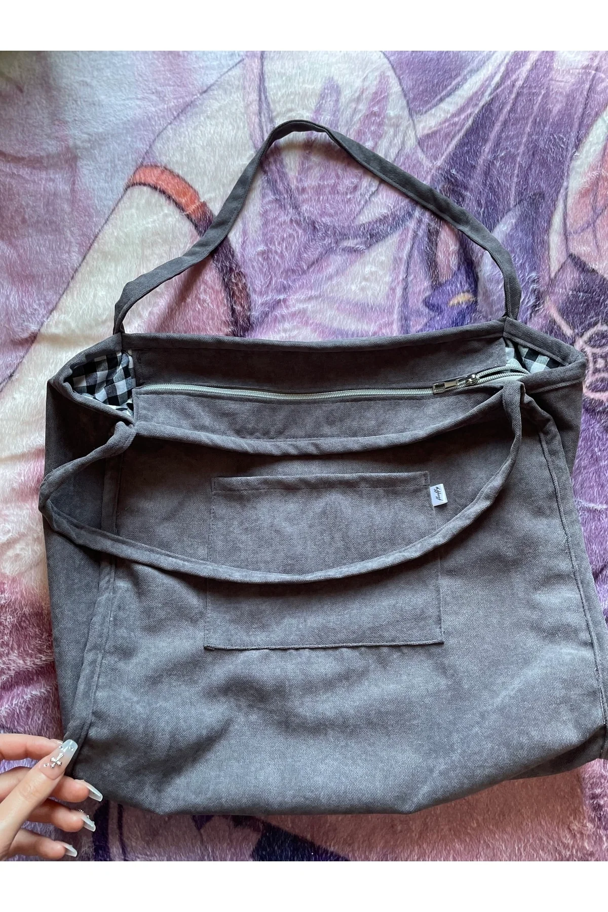 Medium grey tote bag with zipper and pockets