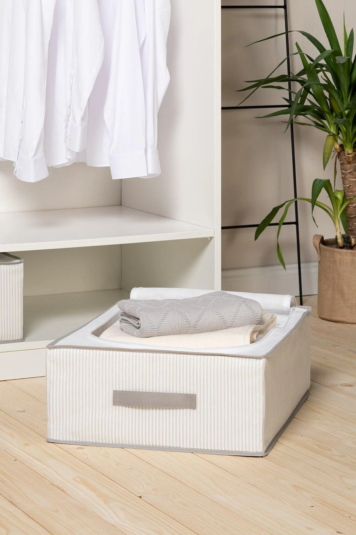 Gray striped under-bed storage bag with cardboard support, 45x55x20cm