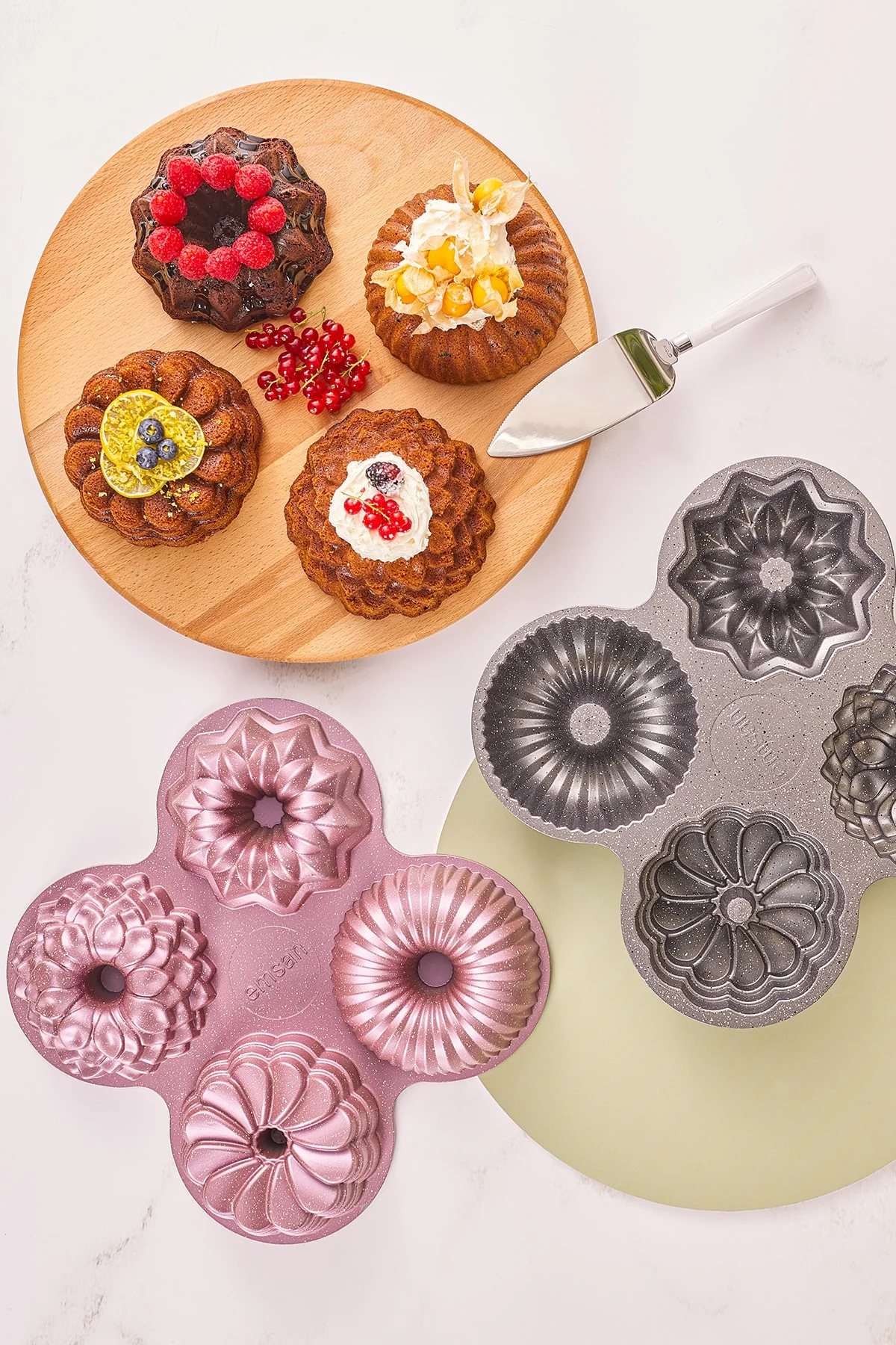 4-cavity pink non-stick cake mold set