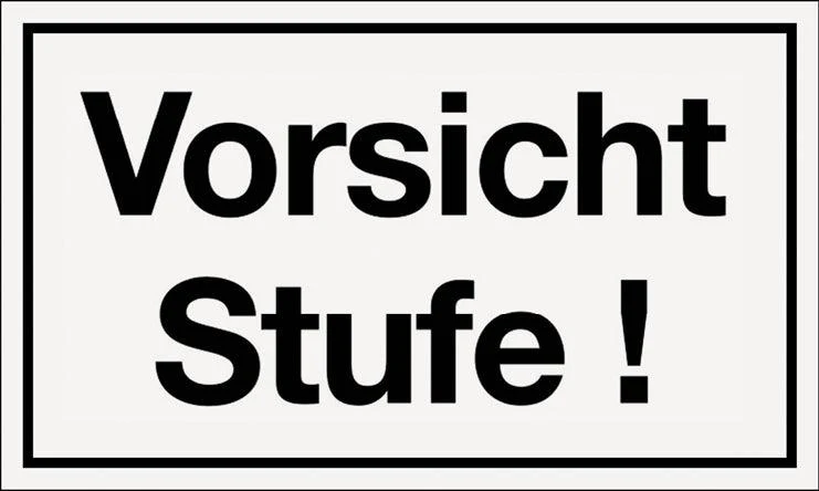 Attention level safety sign with clear visual indicator
